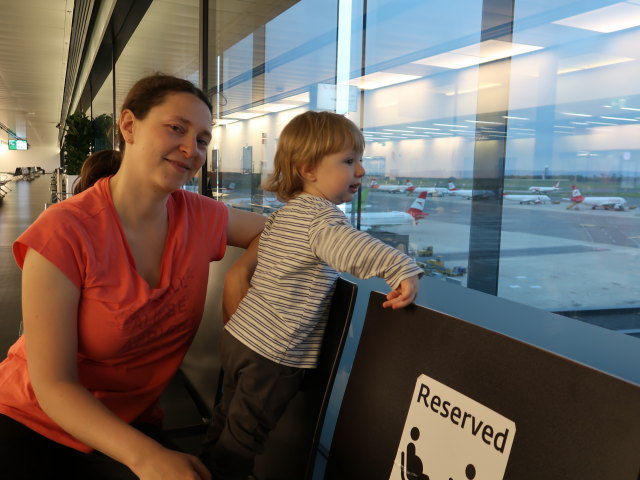 Sabine und Nils am Flughafen Wien-Schwechat, 179 m (17. Mai)