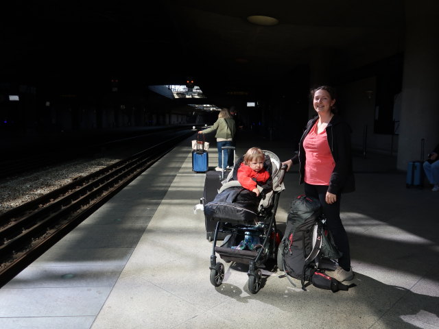 Nils und Sabine in K&oslash;benhavns Lufthavn Station, 5 m (17. Mai)