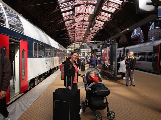 Sabine und Nils in K&oslash;benhavns Hovedbaneg&aring;rd, 3 m (17. Mai)