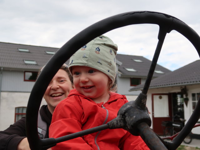 Sabine und Nils im Oplevelsescenter Nyvang in Holb&aelig;k (17. Mai)