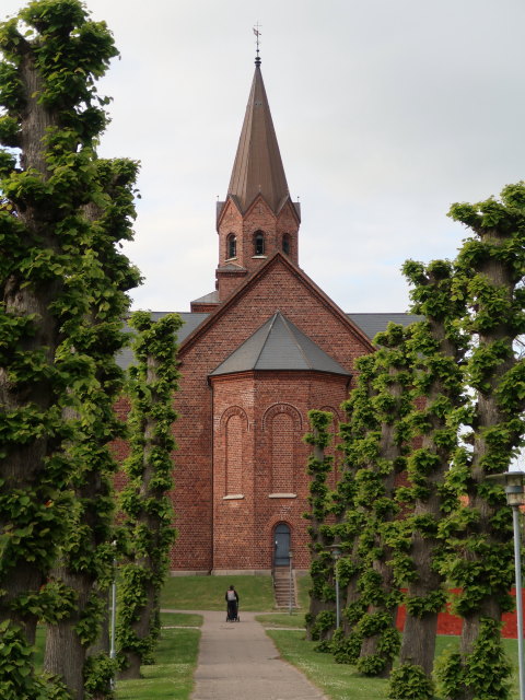 Sabine bei der Sankt Nikolai Kirke in Holb&aelig;k (17. Mai)