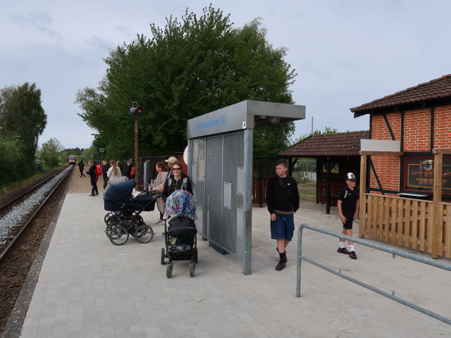 Sabine in der Sommerland Sj&aelig;lland Station (18. Mai)
