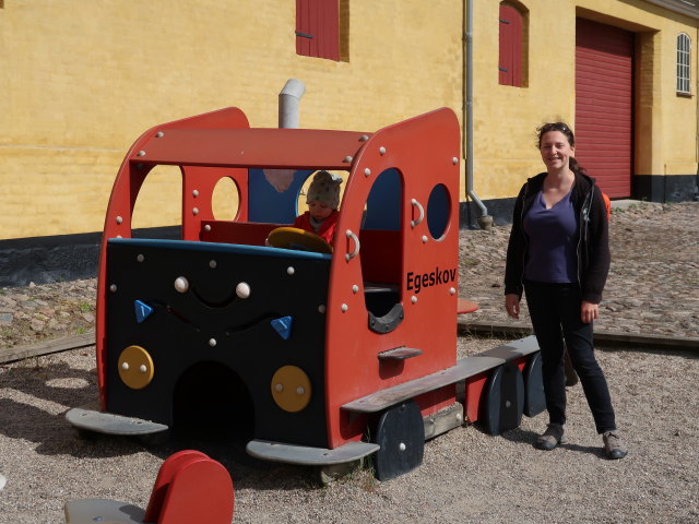 Nils und Sabine beim Egeskov Veteranmuseum in Kv&aelig;rndrup (19. Mai)
