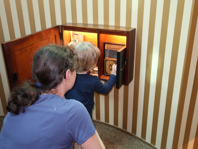 Sabine und Nils im H. C. Andersens Hus in Odense (19. Mai)