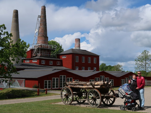 Sabine und ich beim Kalkv&aelig;rket von M&oslash;nsted Kalkgruber in Stoholm (22. Mai)