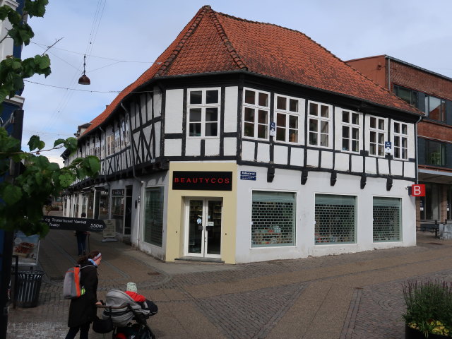 Sabine und Nils am R&aring;dhustorvet in Randers (23. Mai)