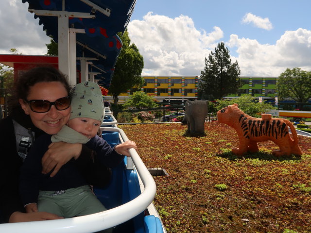 Sabine und Nils in der Monorail im Legoland Billund Resort (26. Mai)