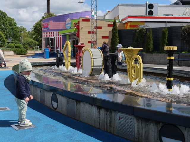 Nils bei der Musikfont&aelig;ne im Legoland Billund Resort (26. Mai)