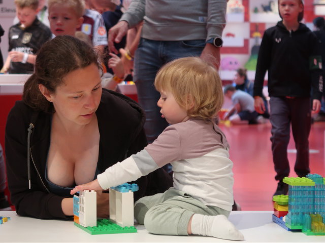 Sabine und Nils in der R&oslash;d Zone im LEGO House in Billund (27. Mai)