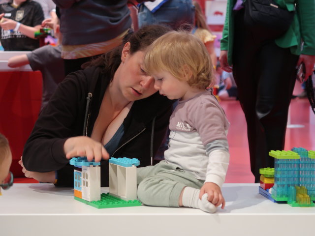 Sabine und Nils in der R&oslash;d Zone im LEGO House in Billund (27. Mai)
