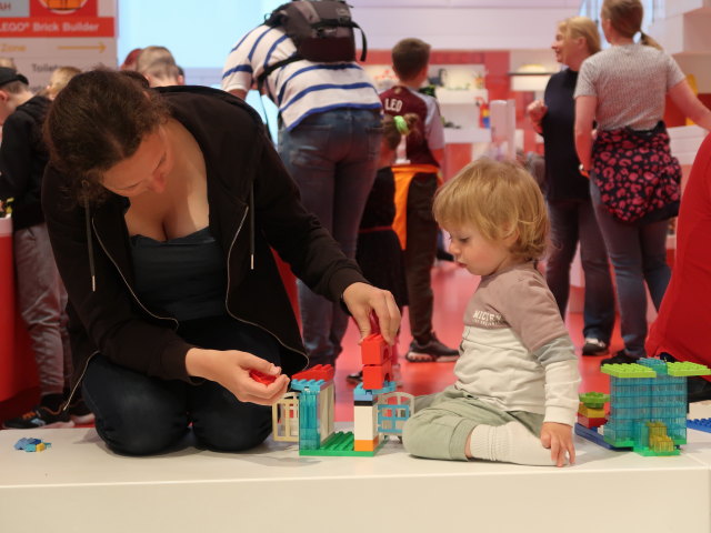 Sabine und Nils in der R&oslash;d Zone im LEGO House in Billund (27. Mai)