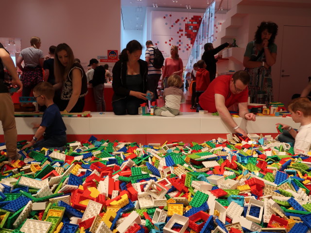 Sabine und Nils in der R&oslash;d Zone im LEGO House in Billund (27. Mai)
