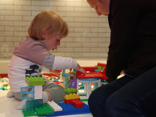 Nils und Sabine in der R&oslash;d Zone im LEGO House in Billund (27. Mai)
