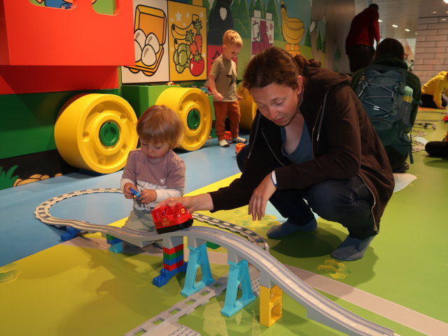 Nils und Sabine in der Bl&aring; Zone im LEGO House in Billund (27. Mai)
