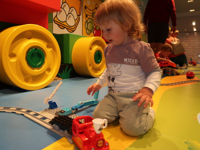 Nils in der Bl&aring; Zone im LEGO House in Billund (27. Mai)