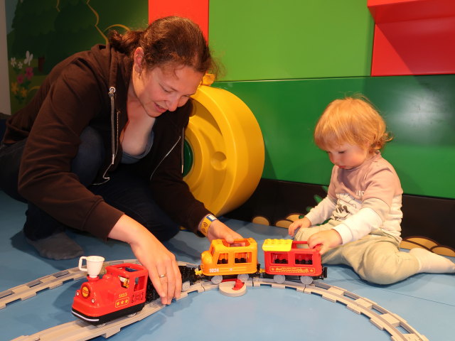 Sabine und Nils in der Bl&aring; Zone im LEGO House in Billund (27. Mai)