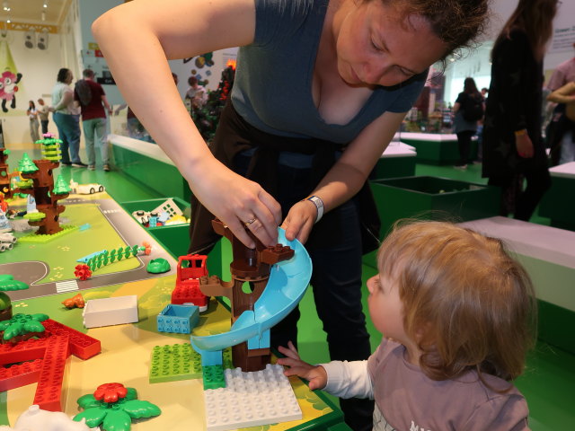 Sabine und Nils in der Gr&oslash;n Zone im LEGO House in Billund (27. Mai)
