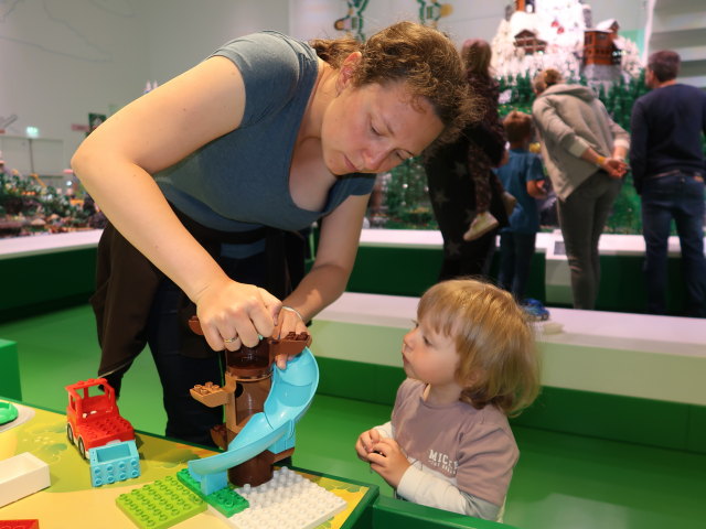 Sabine und Nils in der Gr&oslash;n Zone im LEGO House in Billund (27. Mai)