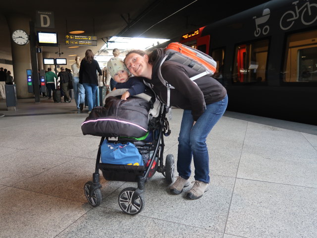 Nils und Sabine in K&oslash;benhavns Lufthavn Station, 5 m (2. Juni)