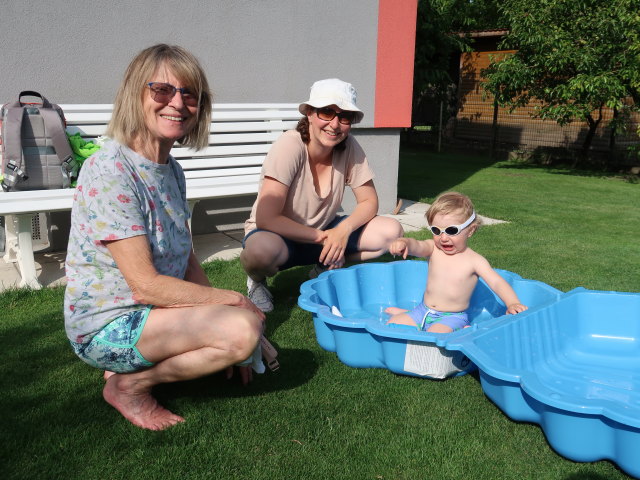 Mama, Sabine und Nils im Garten meiner Eltern