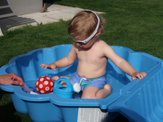 Nils im Garten meiner Eltern