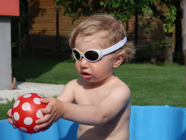 Nils im Garten meiner Eltern