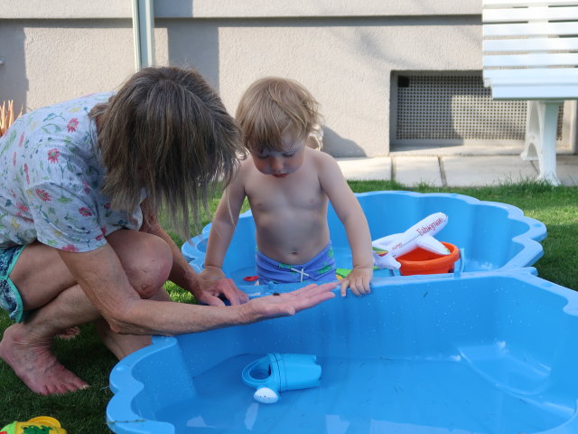 Mama und Nils im Garten meiner Eltern