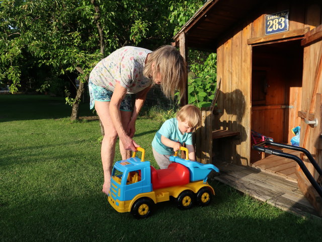Mama und Nils im Garten meiner Eltern