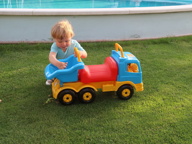 Nils im Garten meiner Eltern