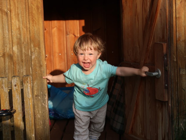 Nils im Garten meiner Eltern