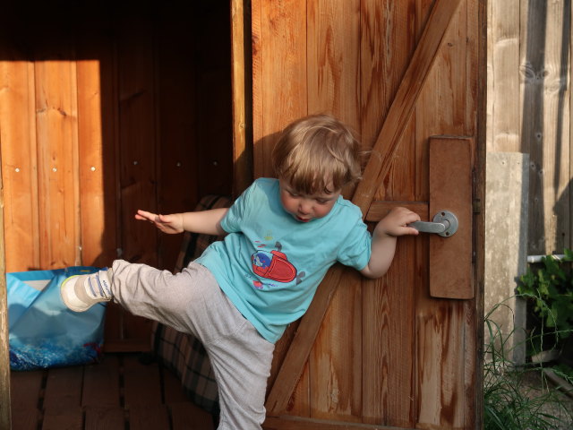 Nils im Garten meiner Eltern