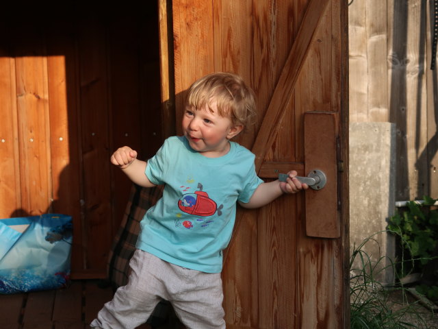 Nils im Garten meiner Eltern