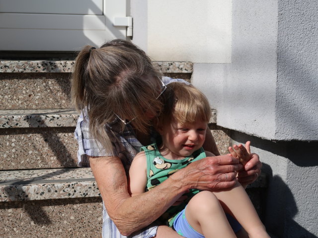Mama und Nils im Garten meiner Eltern