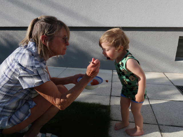 Mama und Nils im Garten meiner Eltern