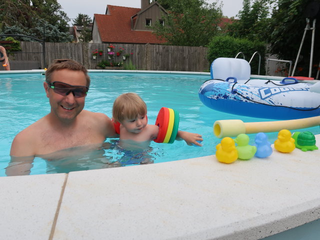 Mama, ich und Nils im Garten meiner Eltern