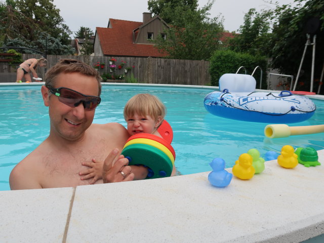 Mama, ich und Nils im Garten meiner Eltern