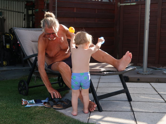 Papa und Nils im Garten meiner Eltern