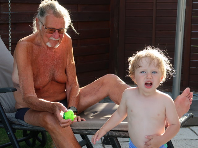 Papa und Nils im Garten meiner Eltern