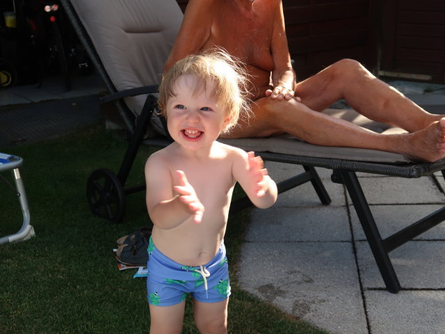 Nils und Papa im Garten meiner Eltern