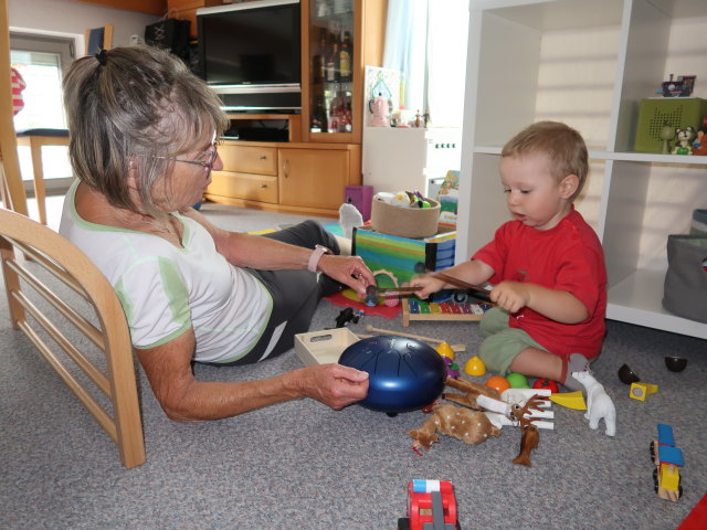 Mama und Nils in unserer Wohnung