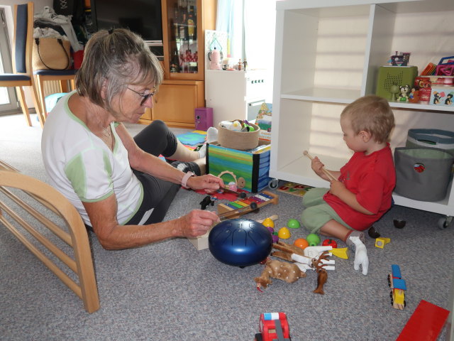 Mama und Nils in unserer Wohnung