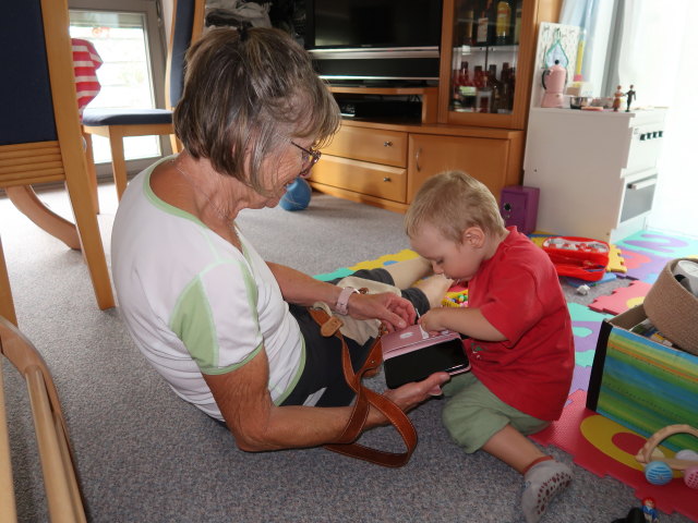 Mama und Nils in unserer Wohnung