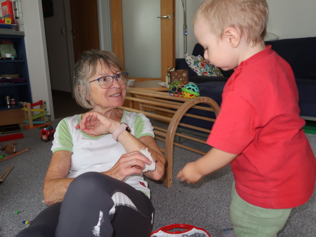 Mama und Nils in unserer Wohnung