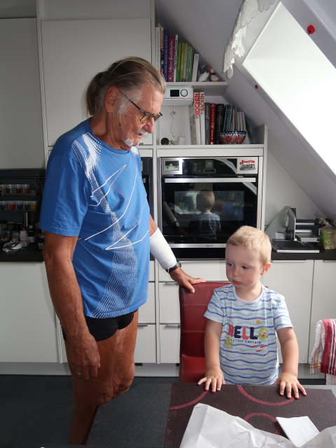 Papa und Nils im Haus meiner Eltern