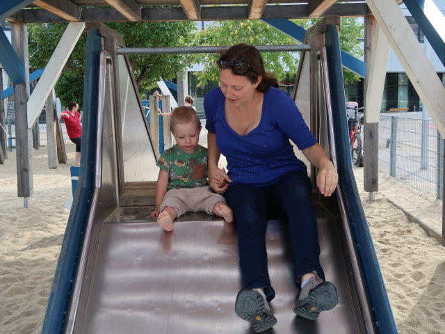 Nils und Sabine am Spielplatz im Hannah-Arendt-Park