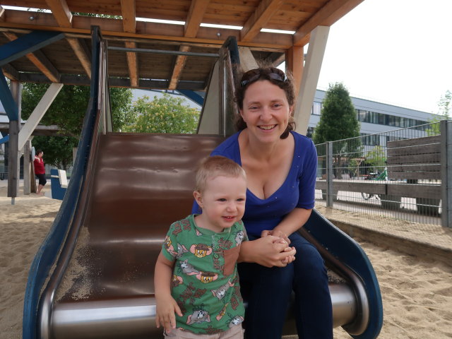 Nils und Sabine am Spielplatz im Hannah-Arendt-Park