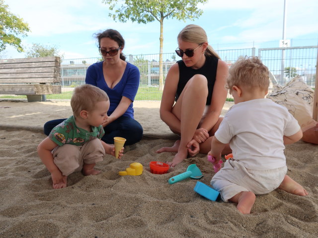 Nils, Sabine, Elisabeth und Raphael am Spielplatz im Hannah-Arendt-Park