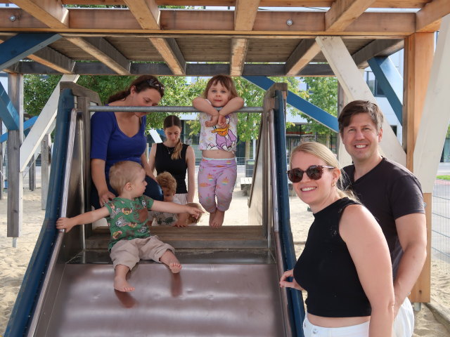 Sabine, Nils, Raphael, Marie, Elisabeth und Eckart am Spielplatz im Hannah-Arendt-Park