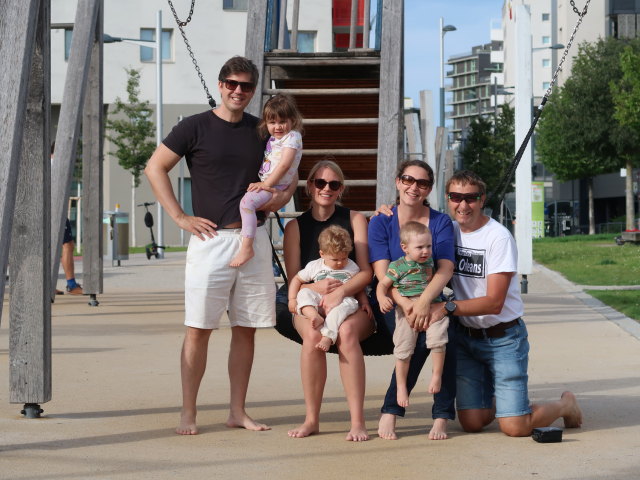Eckart, Marie, Elisabeth, Raphael, Nils, Sabine und ich am Spielplatz im Hannah-Arendt-Park