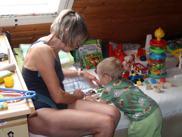Mama und Nils im Haus meiner Eltern